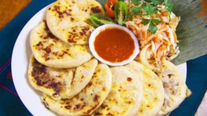 Pupusa de chicharrón y queso